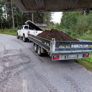 Pienerät 1m3 kipattuna pihaan